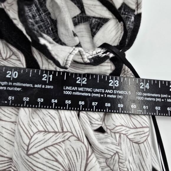 Crown & Ivy Women's Smock Neckline Flutter Sleeve Blouse Black White Size XXL - Picture 9 of 10